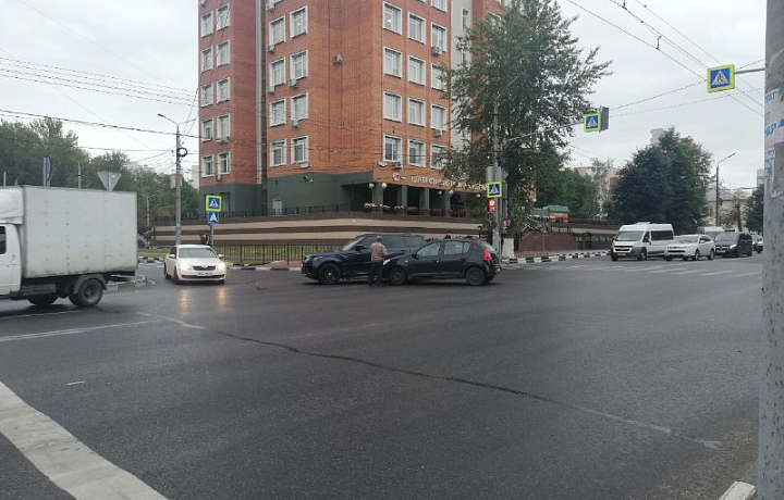 В Туле на улице Болдина столкнулись автомобили Renault Sandero и Range Rover Sport
