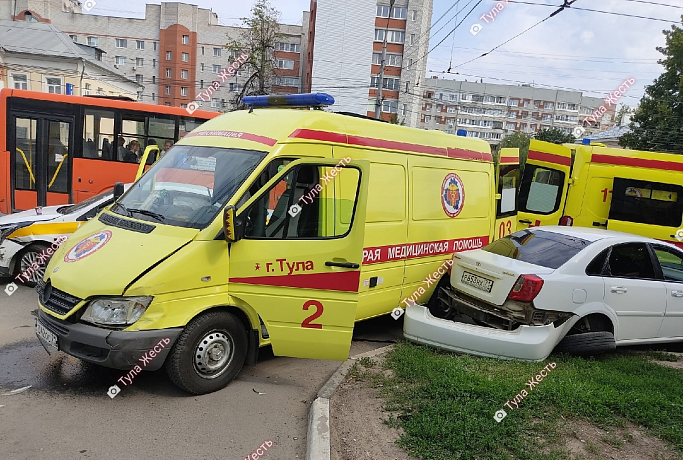 В Туле на улице Октябрьской произошло тройное ДТП с участием скорой помощи