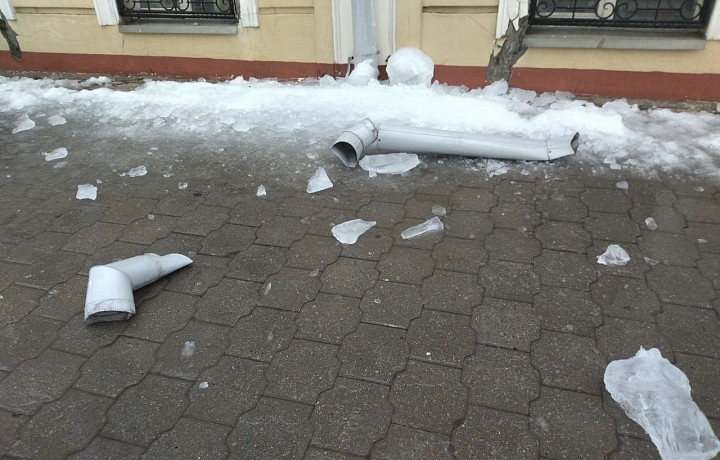 Льдяная глыба снесла водосточную трубу на доме в центре Тулы