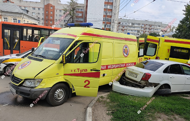 В Туле на улице Октябрьской произошло тройное ДТП с участием скорой помощи