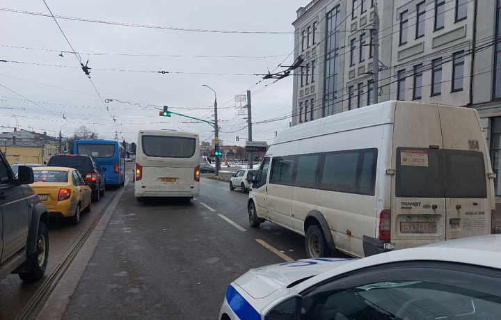 На улице Октябрьской в Туле произошло ДТП с автобусом и легковушкой