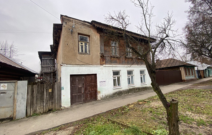 В Туле не расселяют аварийный дом, который надстраивали после немецкой бомбежки в войну: его построили из шлака в год революции