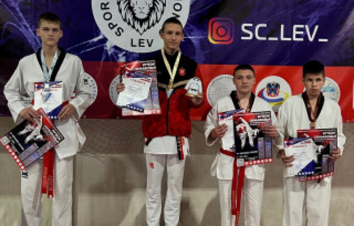 Туляк Дмитрий Асташкин выиграл золото на Всероссийских соревнованиях по тхэквондо