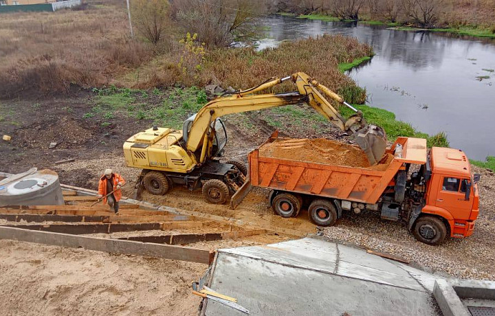 В Ефремовском районе обновляют мост через реку Красивая Меча