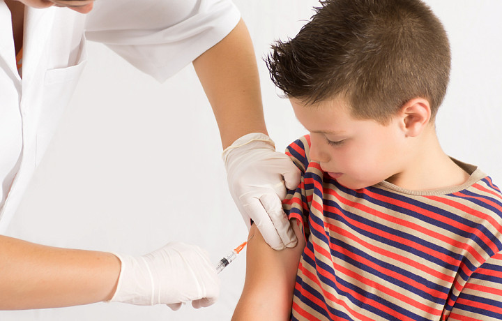 Прививки детям: чего боятся родители и что говорят медики?