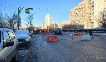 На улице Хворостухина в Туле восстановили движение машин после повреждения дороги