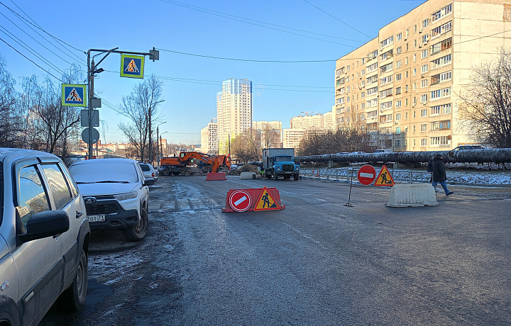 На улице Хворостухина в Туле восстановили движение машин после повреждения дороги