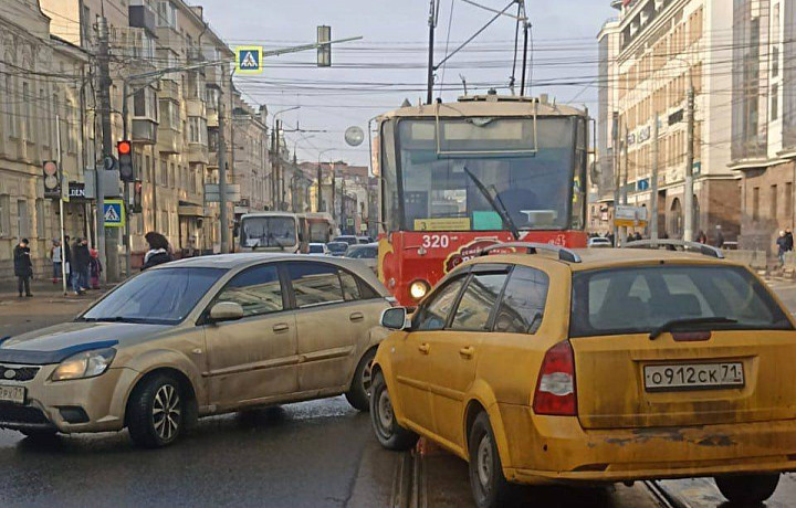 В Туле на улице Советской из-за ДТП затруднено движение трамваев