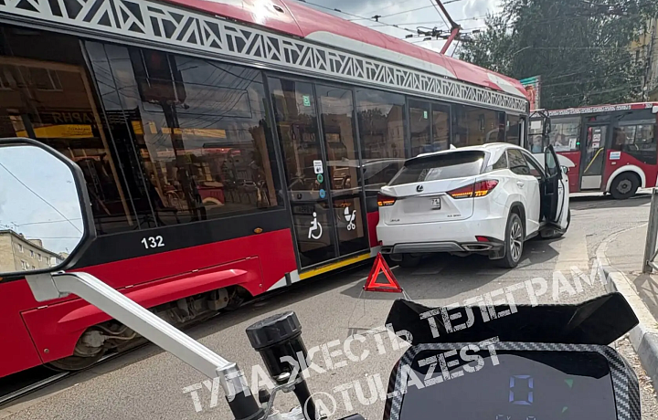 На улице Максима Горького в Туле Lexus столкнулся с трамваем