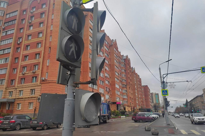 В Туле на пересечении улиц Орловская и Болдина сломался светофор