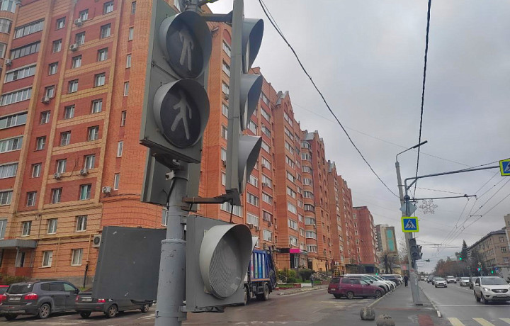 В Туле на пересечении улиц Орловская и Болдина сломался светофор