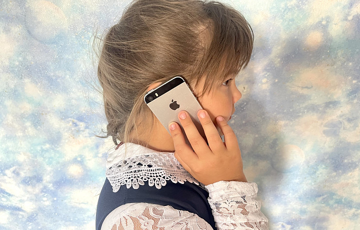В школу с телефоном: психологи и IT-специалист рассказали, как правильно дарить гаджеты детям