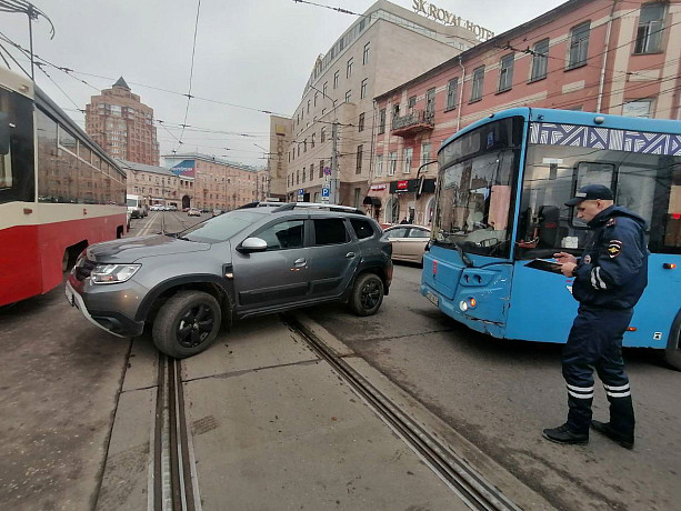 На улице Советской в Туле столкнулись автобус и Renault