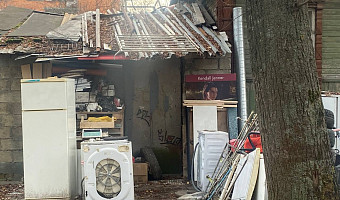 «Приходит администрация, он мне на ухо: «Ты, скотина, я тебя убью»: житель Тулы устроил в частном секторе кладбище техники и хлама