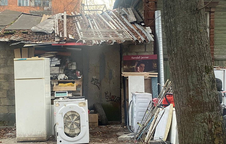 «Приходит администрация, он мне на ухо: «Ты, скотина, я тебя убью»: житель Тулы устроил в частном секторе кладбище техники и хлама