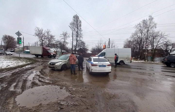 На улице Волкова в Туле «ГАЗ» проехал «на красный» и столкнулся с Renault Sandero