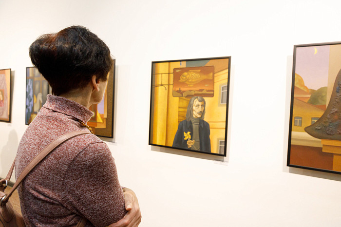 Таинственные маски и средневековые мотивы: в Туле открылась выставка художника Александра Майорова