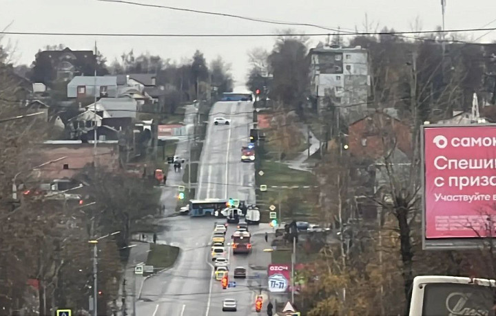 В Туле нашли элементы сбитого БПЛА рядом с дорогой на улице Кутузова: участок дороги перекрыли