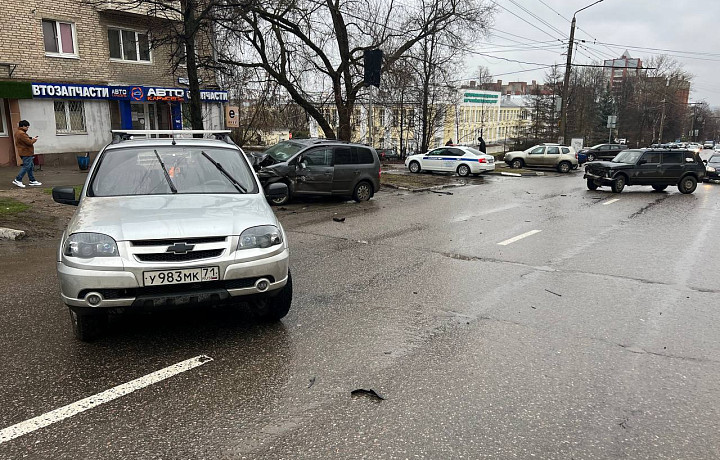 В Туле столкнулись три автомобиля