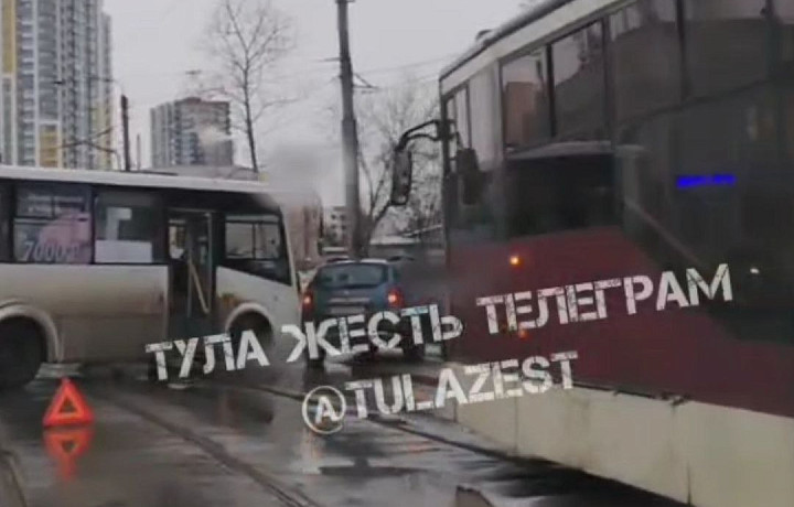 Автобус и автомобиль столкнулись на трамвайных путях в Туле