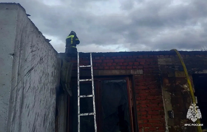 Пожилой мужчина погиб на пожаре в частном доме в Чернском районе