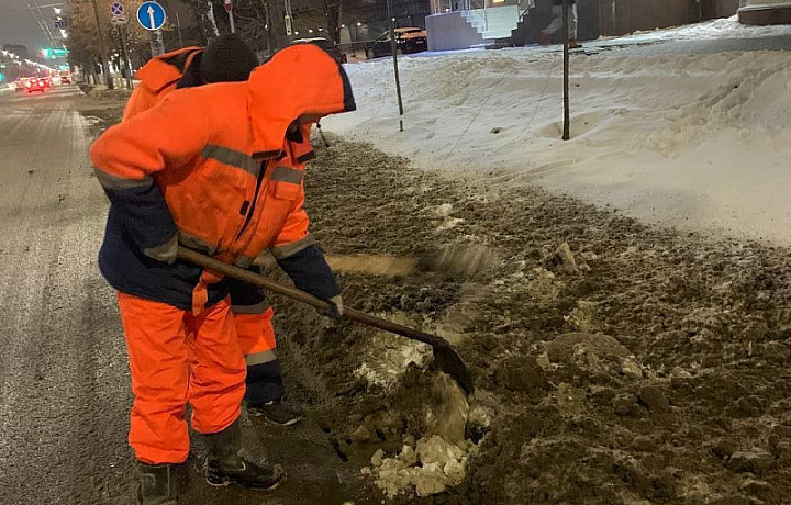 В Туле продолжили работы по прочистке ливневой канализации