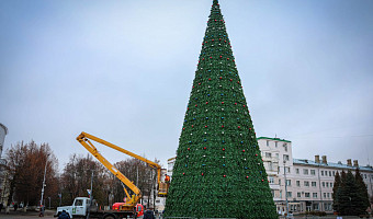 В Новомосковске завершается монтаж новогодней елки