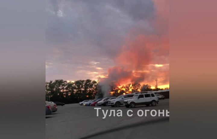 В Щекино загорелся автомобиль на парковке магазина