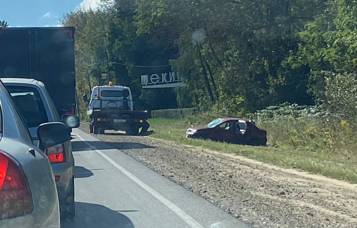 В Щекино "Рено" вылетел на обочину после столкновения с "Маздой"