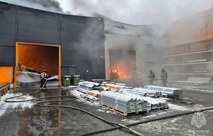 К тушению пожара на производстве в Щекине привлекли пожарный поезд