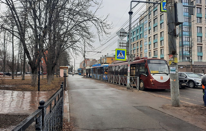 Столкновение Audi и Skoda на пересечении улиц Болдина и Макаренко в Туле парализовало движение троллейбусов