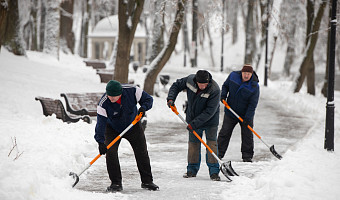 Утро начинается с лопаты: сколько стоят услуги снегоуборщиков и почему за расчистку сугробов могут оштрафовать?
