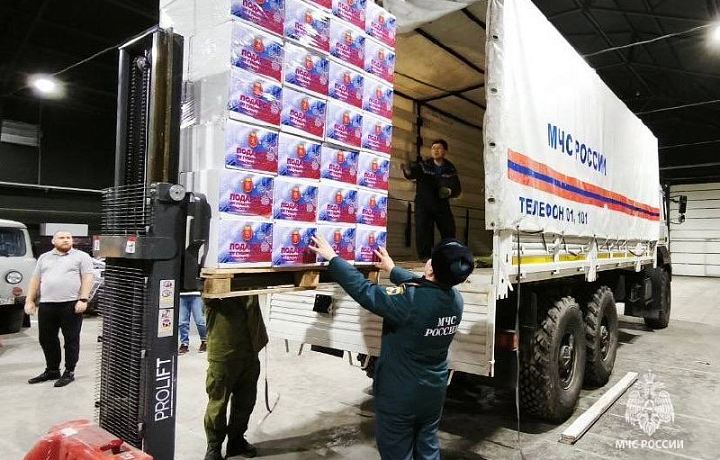 Тульские спасатели доставят гуманитарный груз с праздничными наборами в зону СВО