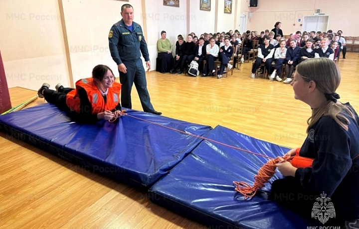 Тульские спасатели рассказали школьникам, как действовать в случае провала под лед