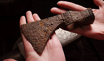 В Туле нашли уникальный топорик-чекан эпохи Смутного времени