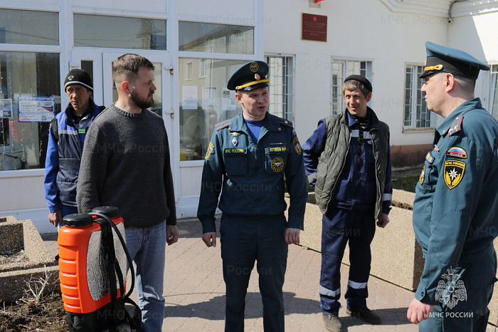Сотрудники МЧС во время рейда в Туле поймали женщину, сжигавшую сухую траву