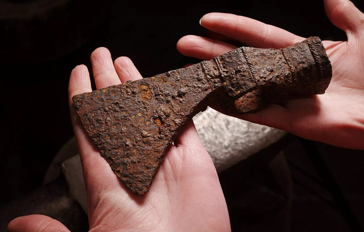 В Туле нашли уникальный топорик-чекан эпохи Смутного времени