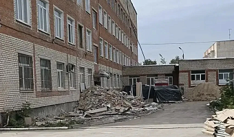 В микрорайоне Центральный Донского ведется капитальный ремонт в поликлинике