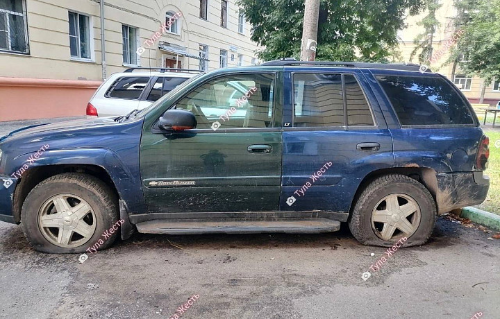 Хулиганы в Дубенском районе прокололи шины у автомобиля грибников