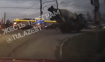 Момент ДТП с бетономешалкой на улице Пролетарской в Туле попал на видео