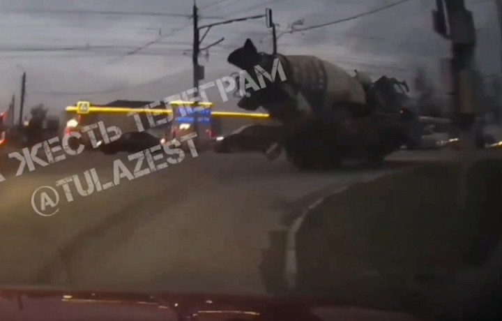 Момент ДТП с бетономешалкой на улице Пролетарской в Туле попал на видео