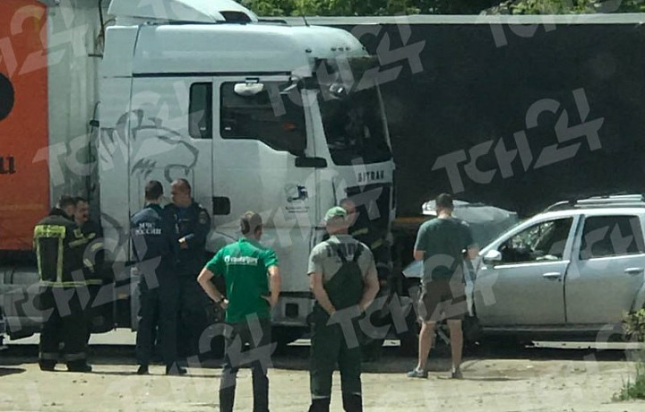 Водитель иномарки устроил лобовое столкновение с фурой на Алексинском шоссе в Туле
