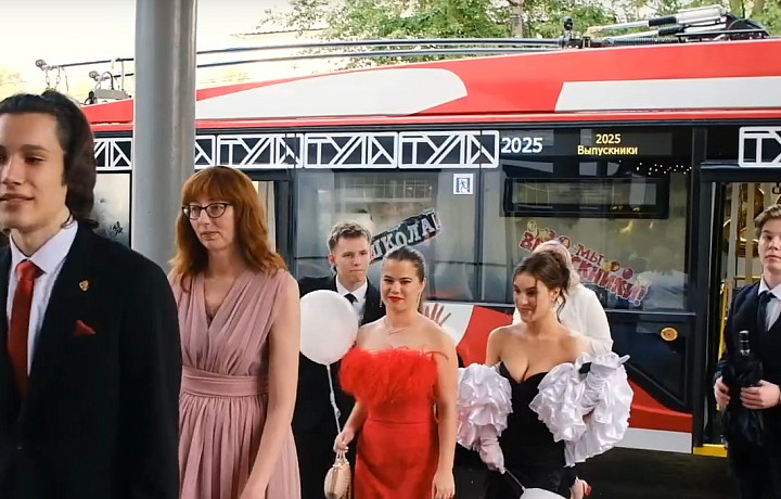 Выпускной должен запомниться: как бывшие школьники приехали в банкетный зал на праздничном троллейбусе