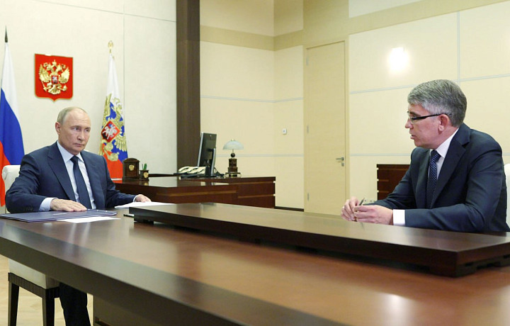 Губернатор Миляев поздравил с днем рождения президента Владимира Путина