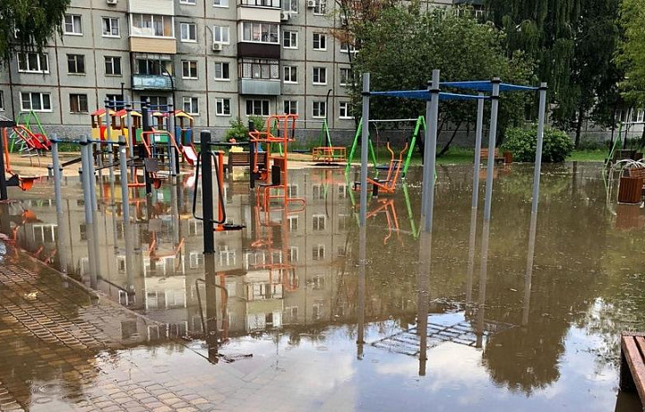 В Туле затопило детскую площадку на улице Епифанской