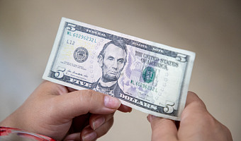 Курс доллара на Мосбирже впервые с 14 августа поднялся выше 100 рублей