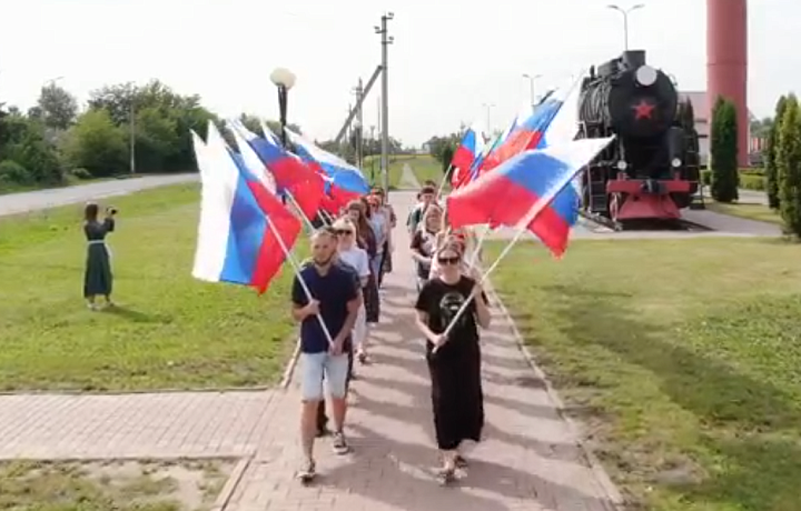 В Веневе состоялся патриотический флешмоб «Zа Россию»