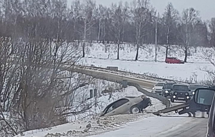 В Ясногорске автомобиль чуть не упал в реку из-за гололеда