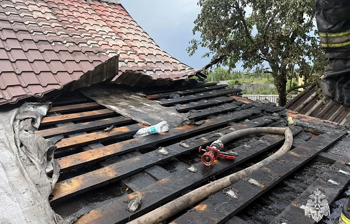 Спасатели потушили пожар в частном доме в деревне Дубовка Узловского района