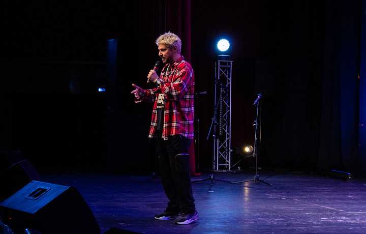 Певец Alish записал песню про тульский лагерь и снял клип в Поленово